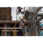 Trabajadores en una obra en construcción en León. RAMIRO