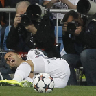 Jesé Rodríguez se retuerce de dolor tras caer lesionado en el partido de Liga de Campeones.