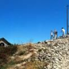 La cruz de Ferro se eleva sobre un promontorio de piedras colocadas por los peregrinos