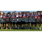 Foto de familia de la primera sesión preparatoria de La Bañeza en el estadio de La Llanera. Primer día de trabajo para llegar a tope a la Liga. DL