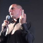 Fotograma   Vídeo del programa de la TV alemana en que se le muestra a Varoufakis la grabación en que se le ve haciendo una peineta a Alemania.