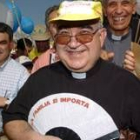 Un religioso sostiene un abanico con el lema de la manifestación durante la marcha del sábado