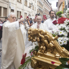 El obispo, en la bendición al inicio del cortejo de Corpus, por las calles del casco antiguo. FERNANDO OTERO