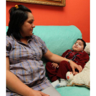 Pamela Santos junto a su hijo Kike que sufre un daño cerebral desde que tenía diez meses.