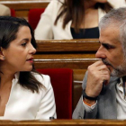 Inés Arrimadas y Carlos Carrizosa, en sus escaños del Parlament