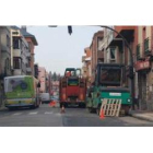 El consistorio espera que el hormigón fragüe y se afiance la capa de rodadura para poder abrir al tr