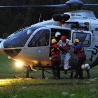 Los turistas, bajando del helicóptero de rescate.