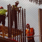 Trabajadores de la construcción realizan un encepado con ferralla . LUIS TEJIDO