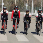 Las ciclistas de Eneicat Cycling Team, Andrea, Ziortza, Paula, Lija, Alessia y Sandra, en un entrenamiento en León. MARCIANO PÉREZ