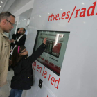 Los visitantes vieron cómo se hace la radio en directo y escucharon ‘Los sonidos de tu vida’.