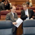 El consejero de Economía y Empleo, Tomás Villanueva, junto al consejero de la Presidencia.