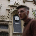 Reloj con la hora oficial en la fachada del teatro Poliorama de Barcelona.
