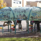 Un grupo de adolescente, en un parque de León.