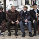 Un grupo de jubilados, en un abanco de la plaza del Centro de València, esta semana.