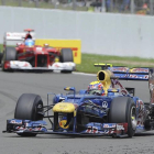 El piloto australiano Mark Webber al volante de su bólido por delante del Ferrari de Fernando Alonso.