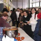 La asociación de amas de casa fue la encargada de hacer la raciones de picadillo y morcilla.
