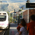 Un tren hace entrada en la estación de Ponferrada. L. DE LA MATA