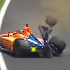 El coche de Fernando Alonso, tras el impacto en la curva 3 de Indianapolis.
