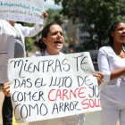 ientos de trabajadores venezolanos protestaron hoy en Caracas y otras ciudades de Venezuela contra las medidas economicas aplicadas por el jefe de Estado Nicolas Maduro principalmente por la unificacion salarial de facto que afecta a millones de empleados