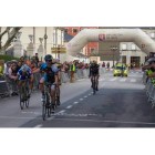 Carlos Álvarez celebra su triunfo en la meta de Bembibre en un sprint que tuvo también como protagonistas a Chacón y Amil. RODOLFO LÓPEZ