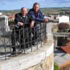 Manuel López y Ángel Cañedo posan en la muralla de Astorga