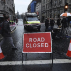 Un cordón policíal impide el acceso a la calle Whitehall en los alrededores del Parlamento de Londres.