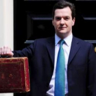 George Osborne sujeta el maletín que contiene el presupuesto de emergencia.