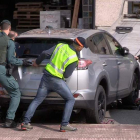 Agentes de la Guardia Civil incautan en Barakaldo (Vizcaya), un vehículo Toyota RAV4. EFE
