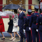 El presidente del Gobierno en funciones, Mariano Rajoy, en el desfile militar del 12-O junto a la reina Letizia y sus hijas