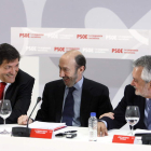 Javier Fernández, Alfredo Pérez Rubalcaba y José Antonio Griñán, ayer, en Oviedo.
