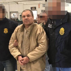 Joaquín El Chapo Guzmán, escoltado en Ciudad Juárez por la policía mexicana para su extradición a Estados Unidos.