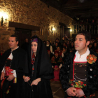 Los padrinos y los novios, ayer, durante la recreación de la boda tradicional, en la ermita del Bendito Cristo. A. VALENCIA