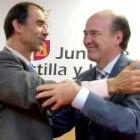 César Antón y Díaz-Villarig se felicitan tras la firma del convenio