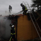 Los bomberos apagando el incendio