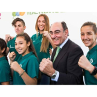 Ignacio Galán con varias deportistas del programa Universo Mujer. DL