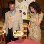 Javier Fernández acompañado de la profesora Carmen Lence, muestra dos de los platos del menú