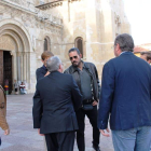 Jim Caviezel, saludando al abad de San Isidoro. DL
