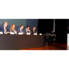 El rector (de pie) inauguró el campus del Incibe, junto a Belisario Contreras, Antonio Silván, Virginia Barcones, Alberto Hernández y Juan Carlos Suárez-Quiñones. MARCIANO PÉREZ