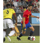 Marco Asensio conduce el balón ante el defensa de Colombia Óscar Murillo. CRISTÓBAL