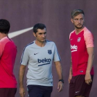 Valverde junto a Messi y Rakitic en el entrenamiento de este lunes.