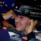 Jorge Lorenzo se pone el casco en su box de Motegi (Japón).