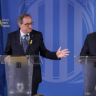 Quim Torra y Carles Puigdemont en la rueda de prensa que dieron en Bruselas el 28 de julio. STEPHANIE LECOCQ