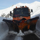 Una de las máquinas quitanieves de la Diputación despeja una carretera.