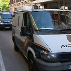 Dos furgones policiales trasladan a la Audiencia Nacional a varios detenidos para declarar.