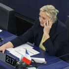 La europarlamentaria Marine Le Pen, ayer, en la Cámara de Estrasburgo.