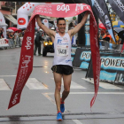 Jorge Pérez levanta los brazos como vencedor en Asturias. TANO GARCÍA