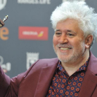 Pedro Almodóvar recibe el Premio Platino al mejor director.
