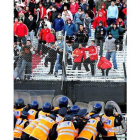 Aficionados del River se enfrentan a la policía tras el descenso.