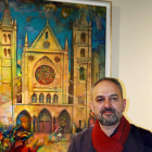 El artista Álvaro Reja junto a una de sus obras. CUEVAS