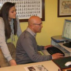 Luis Fernández y su hija Marta contemplan uno de los dibujos que ésta hizo para el libro.